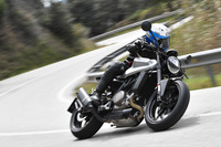 車両骨格にはクロムモリブデン鋼のパイプフレームを採用。シンプルな単気筒エンジンとの組み合わせにより、車両重量を157kg(燃料を除く)に抑えている。