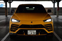 「ウルス」のフロントマスク。サイドのエアインレットにはY字型のスポークが配されている。