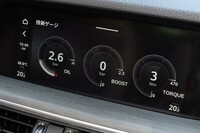 センタースクリーンには3連メーターも表示できる。写真左から油圧メーターとブーストメーター、そしてトルクメーター。