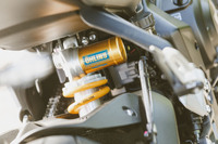 サスペンションは前がショーワ製41mm倒立式ビッグピストンフォーク、後ろがオーリンズSTX40ピギーバックリザーバーモノショックの組み合わせだ。