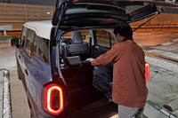 次期愛車候補となる一台だけあって、荷室も余念なくチェックする。後席使用時の荷室容量は、ラゲッジアンダーボックスを取り外した状態で120リッター。高さのある荷物が積み込めるのもうれしい。