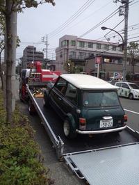 元「ローバー・ミニ」乗りは皆、どんなクルマも高級で高性能で快適に感じられる病にかかるという。webCG編集部では、ほったと折戸の2人がこの病に冒されている。げに恐ろしきミニの呪い……。ちなみに写真は、記者のミニが武蔵野赤十字病院前で立ち往生し、往来に多大なる迷惑をかけた時のもの。