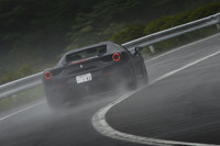 雨のワインディングロードを駆け抜ける「488スパイダー」。そのボディー剛性は、先代「458スパイダー」比で20%引き上げられている。