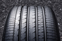 ブロックが路面をたたく音を小さくするため、従来型よりも細かなブロックで構成された「アドバンdB V553」のトレッド面。4本の主溝をイン側に向けて太くなるように配置し、排水性と操安性を向上させたという。