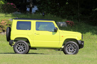 クロカン車らしい武骨なスタイリングが目を引く新型「ジムニー」。スクエアなボディー形状はデザイン性だけでなく、良好な視界や見切りのよさ、車内空間の拡大にも寄与している。