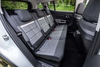 後席は150mmの前後スライドおよび19度~26.5度までのリクライン機構が備わる。