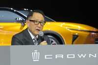 メディアとの質疑応答において「『クラウン』らしさとは何か?」という問いに回答する豊田社長。