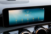 「MBUX」に東京の天気を尋ねたところ。「今日、東京で傘は要る?」といった普通の会話も認識するところが新しい。