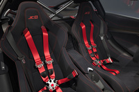ヘッドレストに「JC96」ロゴ刺しゅうが施されたバケットシートを標準で装備する。