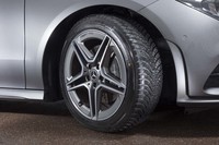 タイヤサイズは155/70R13から225/45R18(写真)までの全21種類をラインナップする。