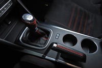 日本で販売される「メガーヌR.S.カップ」のトランスミッションはMT限定。フランスではAT(EDC)もラインナップされている。