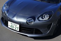 1960年代にデビューしたオリジナル「A110」を思わせるフロントデザイン。独立型の4灯式ヘッドランプが目を引く。