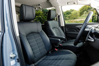 シート表皮も好評な特別仕様車「シャモニー」にならい、はっ水加工のスエード調素材と合成皮革を採用。ステッチの色は内装の各所と同じカーキとしている。