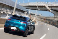 「DS 3クロスバック」は、グループPSAの新たな小型車用プラットフォーム「CMP」の初採用モデルとなる。旧プラットフォーム比で剛性が30%アップしたほか、レベル2相当の自動運転機能搭載や電動化も見据えた開発がなされている。