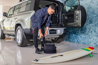 マリンレジャーも好きな田村 優選手は、アドベンチャーパックに備わるシャワーでサーフボードを洗うデモを披露。