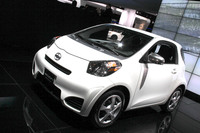 「iQ」の北米仕様は、かつてトヨタのいちブランドであったサイオンから販売されていた。2012年のデトロイトモーターショーで撮影。
