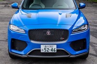 「ジャガーFペースSVR」のフロントマスク。大きく開いたエアインテークやリップスポイラーなどがSVR専用のデザインとなっている。