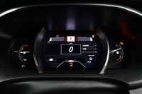 メーターのデザインは走行モード別に変化する。写真は「Race」モード選択時のもので、水温・油温・ブースト圧が視認しやすくなっている。