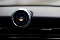 ダッシュボードに備わるデジタル時計には、Gメーターや各種車両情報の表示機能も備わっている。