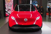 直立したフラットなフロントグリルの両サイドにデイタイムランニングランプが備わる。