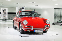 ポルシェミュージアムに収蔵される「901」。「911」と改称される前に生産された本当に最初期のモデルだ。こちらの個体は57番目にラインオフしたもので、3年にわたるレストアを経て2017年に今日の姿となった。