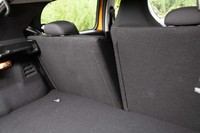 リアシートの背もたれは、立てた状態でも2段階の角度調整ができる。