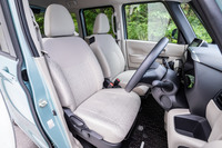 前後のシート表皮はファブリック製で、撥水(はっすい)機能が備わる。前席はベンチシートが標準仕様となるが、今回の試乗車はオプションの「セパレートシートパッケージ」(写真)が選択されていた。肩口のレバーを用いて簡単に助手席の背もたれを前方に倒すことができる。