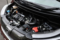 ハイブリッド車のパワーユニットは、従来モデルではモーターとエンジンが直結したシンプルな「IMA」だったのに対し、現行型ではデュアルクラッチ式AT内にモーターを組み込んだ「スポーツハイブリッドi-DCD」となった。