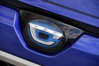 既にラインナップされているセダン、ハッチバック、ワゴンとともに「カローラ」シリーズの一翼を担う「カローラ クロス」。カローラを象徴する“花冠エンブレム”が装着されている。