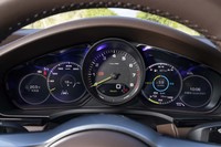 エンジン回転計を中央に据えたメーターパネル。両翼は液晶表示で、右側2つの円形メーターに代えて、カーナビのマップを表示できる。