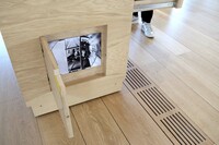 意外なところにもパネル資料が隠されている。この足元の扉に気づいた来館者は、その日何人いただろうか。