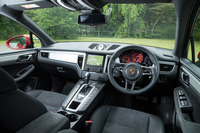 各所にアルカンターラが用いられた「マカンGTS」のインテリア。オプションで、これらの箇所をレザー張りとすることもできる。