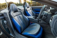 「ヴァンテージ ロードスター」は2シーターモデル。試乗車の座席はツートンカラーの上質なレザーで仕立てられていた。