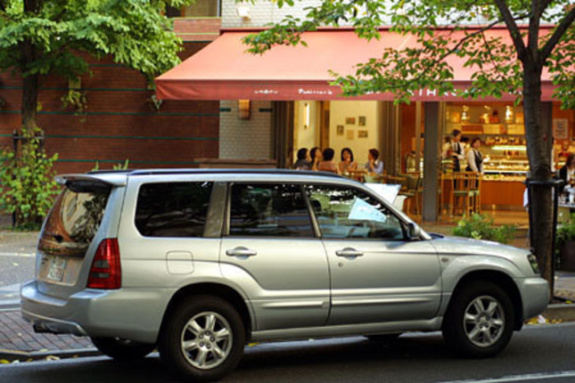 【スペック】全長×全幅×全高=4450×1735×1590mm/ホイールベース=2525mm/車重=1360kg/2リッター水平対向4気筒DOHC16バルブ(137ps/5600rpm、19.0kgm/3200rpm)/車両本体価格=195.0万円(テスト車=227.0万円/HIDハイ&ロービームランプ/フィールドパッケージ/スポーティパッケージ/サンルーフ/クリアビューパック)