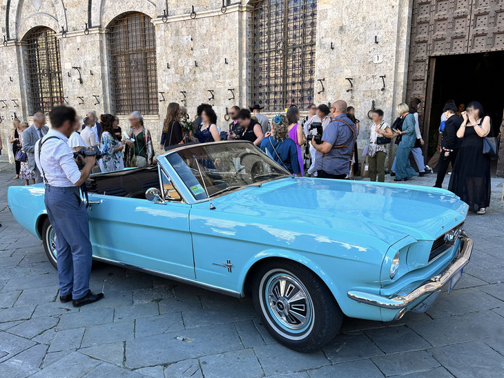 市役所庁舎の入り口で。結婚式の新郎新婦を待つ初代「フォード・マスタング コンバーチブル」。