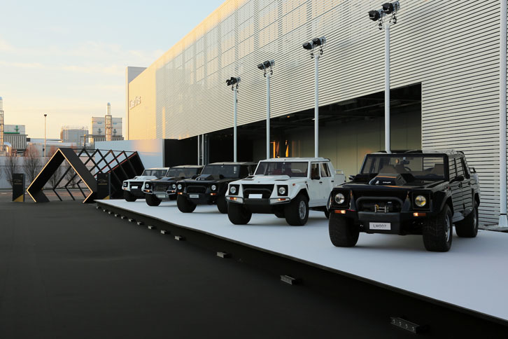 発表会場のエントランスにはランボルギーニの“元祖SUV”「LM002」がずらりと並び、招待客を出迎えた。