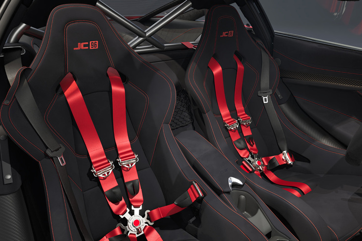 ヘッドレストに「JC96」ロゴ刺しゅうが施されたバケットシートを標準で装備する。