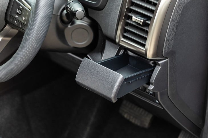 三菱トライトンGSR(小物入れ兼カップホルダー)