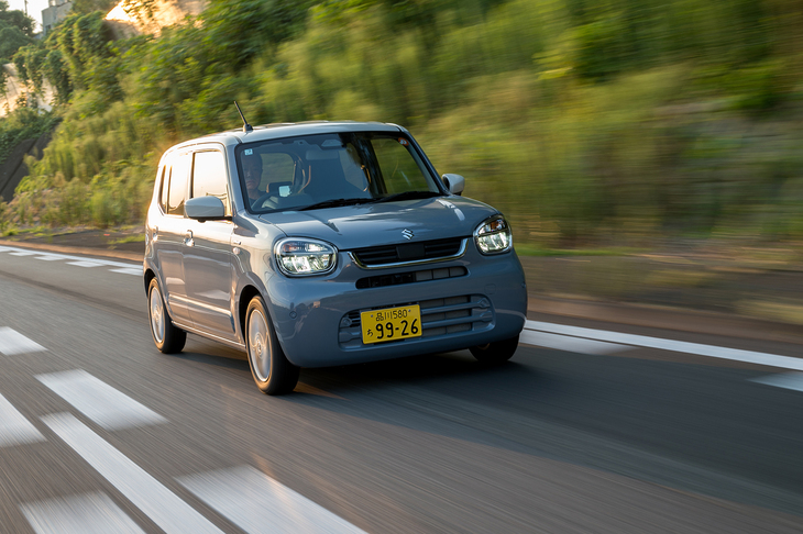 新しい「アルト」の価格は114万2900円~158万9500円。2021年の現行型発売時は94万3800円~137万9400円だった。