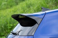 大型リアスポイラーに寄ってみる。標準の「ゴルフR」はハイマウントストップランプが先端に付いているが、「20 Years」では完全にひさしの下になっている。