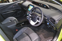 「プリウス」と同様に、滑らかな曲面で構成されるインテリア。中央の大型モニターが目を引く。