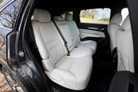 2列目シートには、ベンチタイプの3人乗りとセパレートタイプの2人乗りの2つの仕様が用意されている。