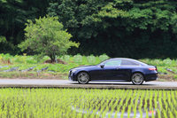 前後のデザインはよく似ているのに対し、サイドビューではモデルごとに違いがはっきりと分かる。「Eクラス クーペ」では“一筆書き”のベルトラインと大きなリアクオーターウィンドウが特徴。