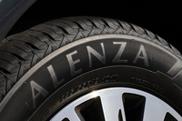 「ALENZA(アレンザ)」はブリヂストンが展開する、オンロード向けのSUV専用設計のプレミアムタイヤブランドであり、現在は「アレンザLX100」と「アレンザ001」の2製品をラインナップしている。