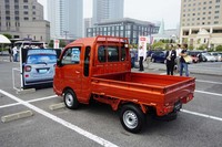 こちらでは誤発進抑制制御をテスト。ルームミラーの裏に設置された、左右のカメラ間隔80mm(世界最小サイズ、ダイハツ調べ)のステレオカメラで障害物を検知している。