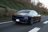 足まわりはフロントがダブルウイッシュボーンでリアがマルチリンク。どちらもエアスプリングを使う。