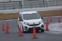 パイロンで路面を狭くした左コーナーを“真の「モデューロX」”で行く。比較試乗した3台の中では最も修正舵が少なく走れた。