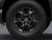“オーバートレイル+”に装着される265/70R18サイズの新タイヤと、マットグレー塗装の18インチアルミホイール。