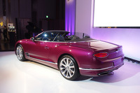 トップの開閉に要する時間はそれぞれ19秒で、車速が50km/h以下であれば走行中でも操作が可能となる。