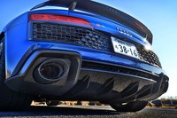 左右に分かれていたリアのエアアウトレットは、ボディーを横断する形状に変更。マフラーエンドも角形から円形へと改められた。